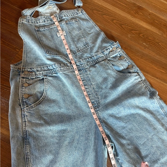 Levi’s | Light Wash Denim Overalls - Picture 11 of 12